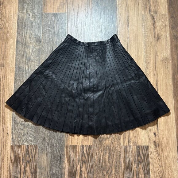 Theory 100% Lambs Leather Pleated Mini Skirt Women's Size 2 in Black - Picture 7 of 7